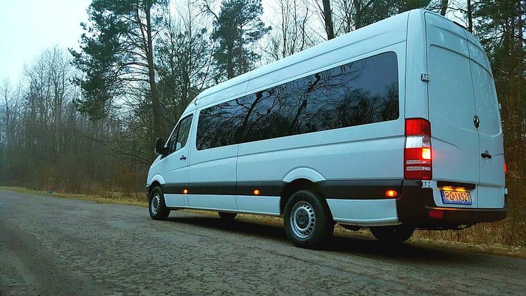 Bus pasażerski na drodze w lesie