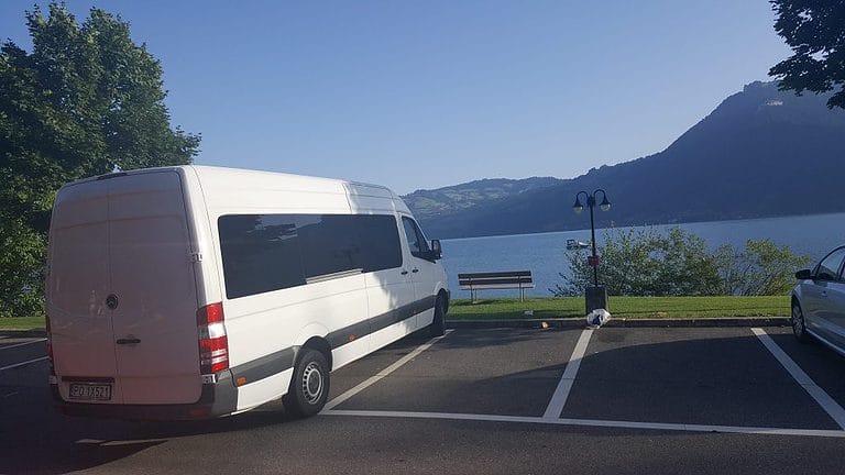Bus pasażerski na parkingu nad jeziorem