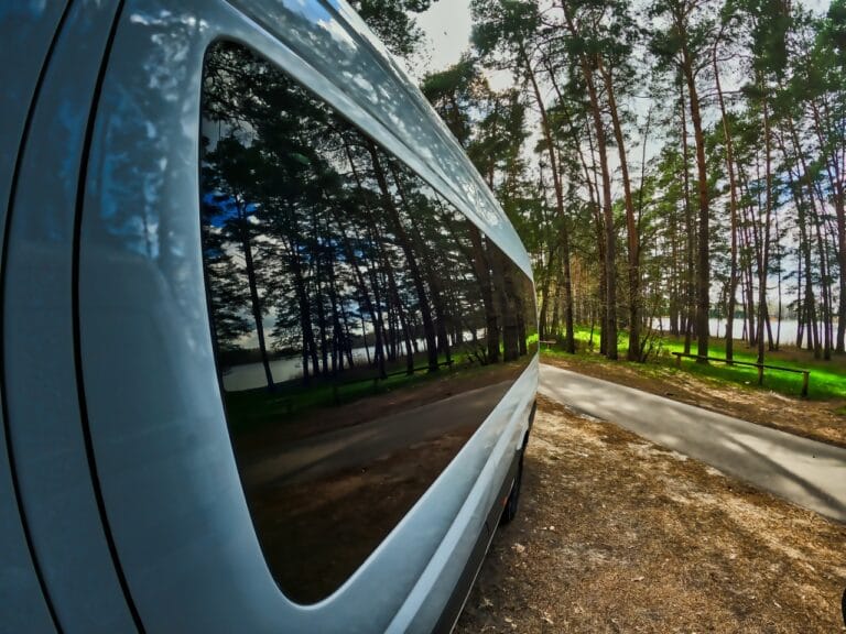 Busy do Belgii, Niemiec i Holandii - osobowy bus zaparkowany w lesie nad jeziorem