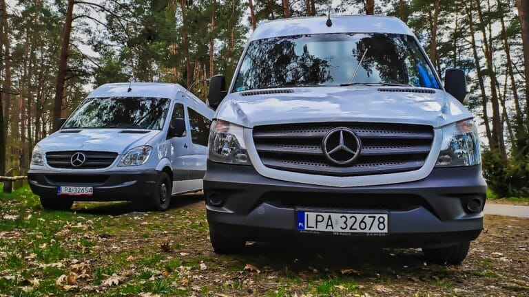Dwa osobowe busy Mercedes