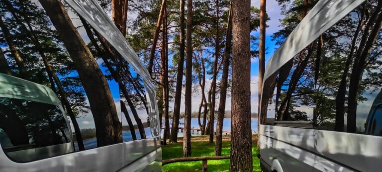 Busy na parkingu nad jeziorem