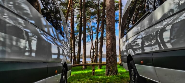 Busy na parkingu nad jeziorem