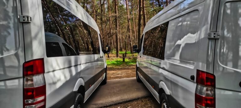 Dwa pasażerskie busy zaparkowane w lesie