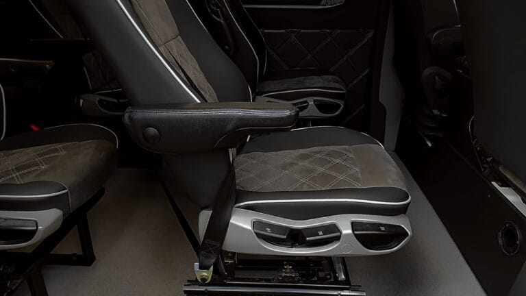 Wnętrze komfortowego busa pasażerskiego z regulowanymi fotelami